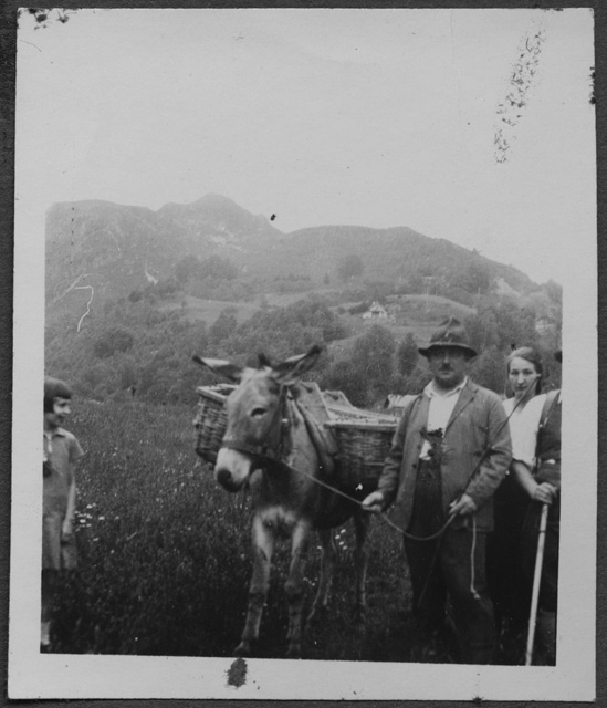 Piero Antonini mentre consegna la posta ai monti di Condra