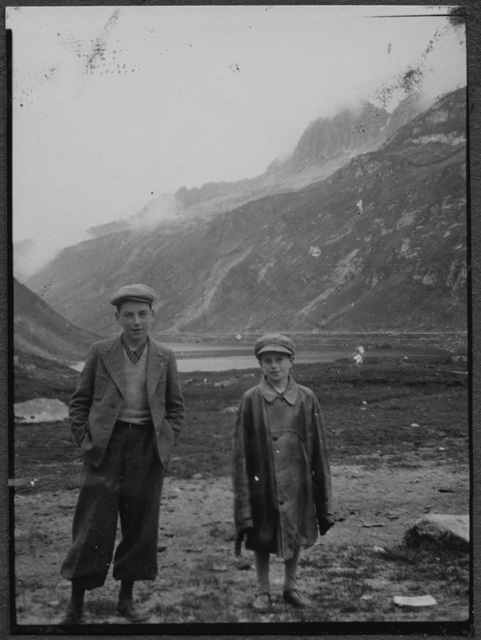 Bambini in posa davanti ad un lago sul passo del Bernina