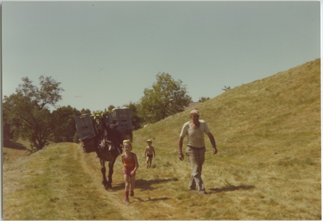 Plinio Storni con due bambini verso i Monti di Condra