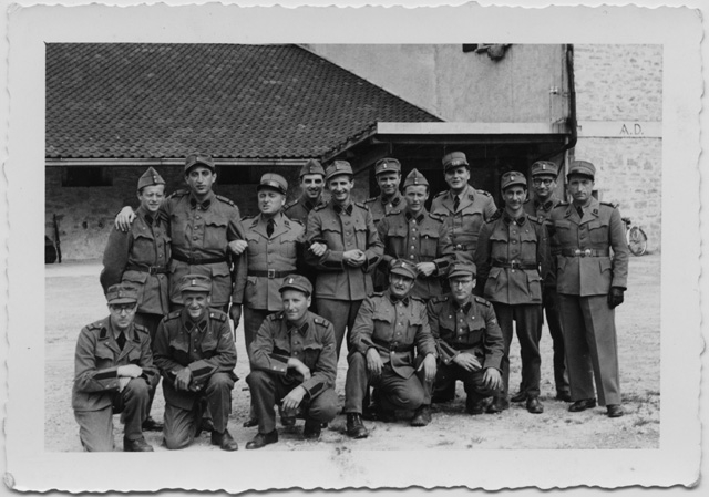 Compagnia di soldati in posa