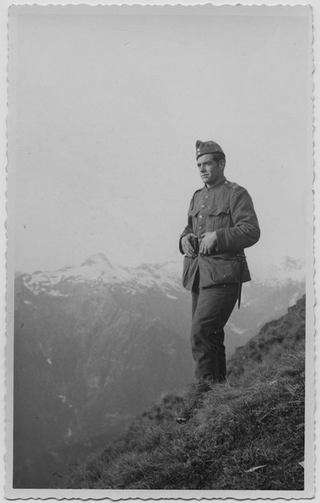 Militare in posa in montagna