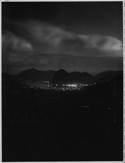 Veduta notturna del golfo del Ceresio