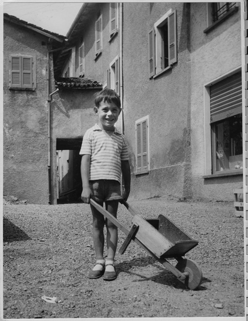 Fabrizio Mauri con la carriola a Roveredo