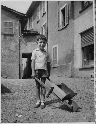 Fabrizio Mauri con la carriola a Roveredo