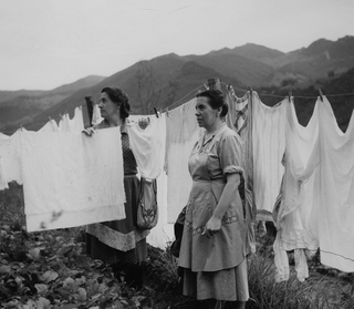 Ilde e Alice Mini tra i fili del bucato a Roveredo