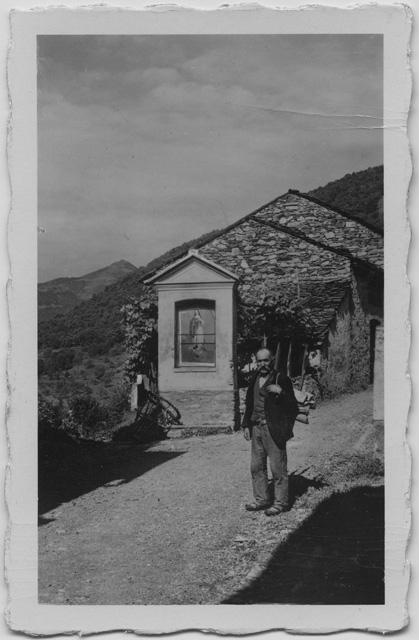 Uomo in posa sopra a un sentiero a Tesserete