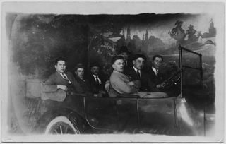 Uomini in posa a bordo di un'automobile negli Stati Uniti