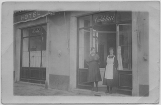 Donne all'ingresso di un hotel