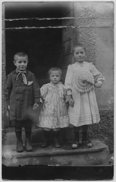 Bambini sulla porta di casa