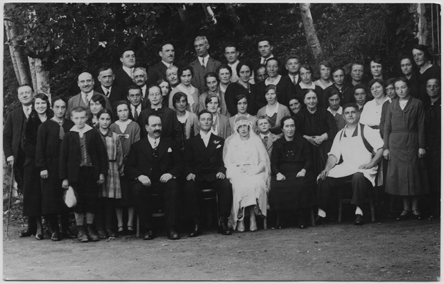 Gruppo in posa durante un matrimonio