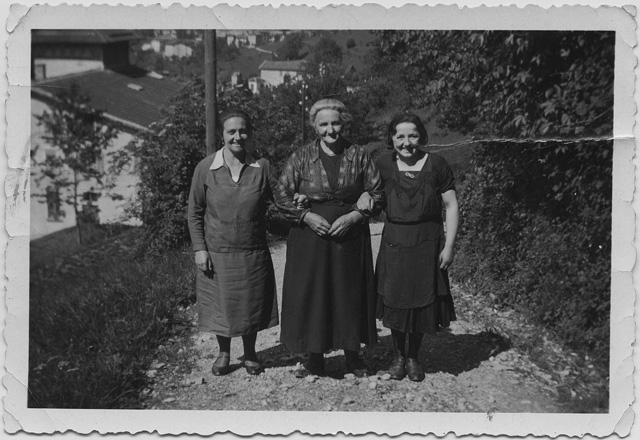 Tre donne sopra ad un sentiero