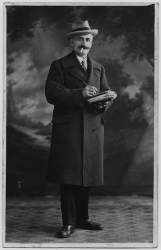 Uomo con baffi e cappello