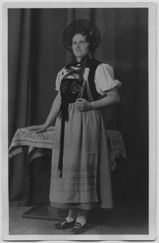 Donna in abiti tradizionali