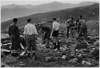 Uomini durante il taglio della legna alla Capanna del Monte Bar