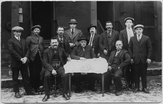 Emigranti valcollini in posa negli Stati Uniti