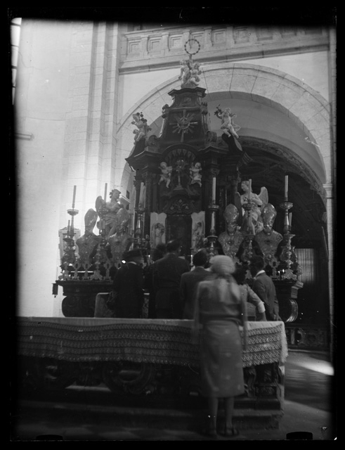 Gruppo davanti all'altare della chiesa della Madonna di Re in Val Vigezzo