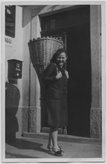 Ragazza con la gerla a Treggia