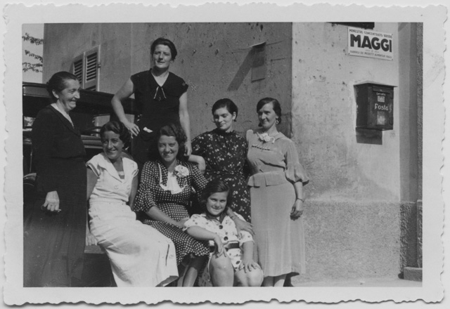 Gruppo di donne in posa a Treggia