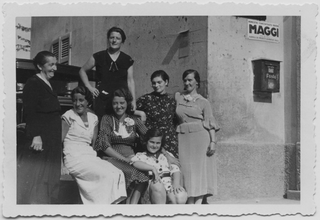 Gruppo di donne in posa a Treggia