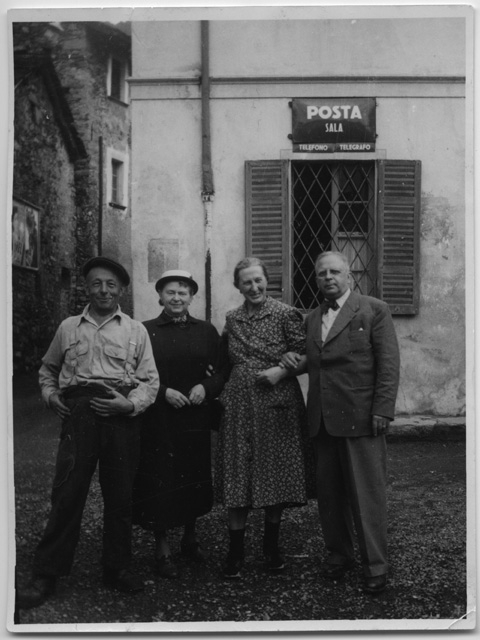 Luigi e Lidia Menghetti con amici davanti all'ufficio postale di Sala
