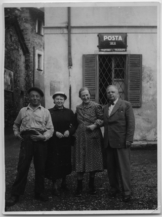 Luigi e Lidia Menghetti con amici davanti all'ufficio postale di Sala