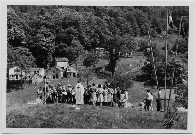 Espoloratori durante una messa all'aperto ai monti di Contrèsc