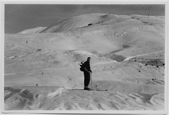 Sciatore in ascesa verso la vetta del Monte Bar
