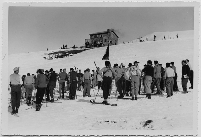 Sciatori in preparazione ad una gara di slalom gigante al Monte Bar