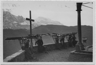 Donne addette al trasporto degli sci verso la vetta del Monte Bar