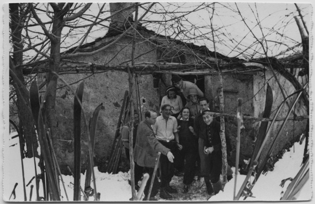 Gruppo davanti ad una cascina