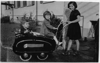 Bambine su una carrozzella