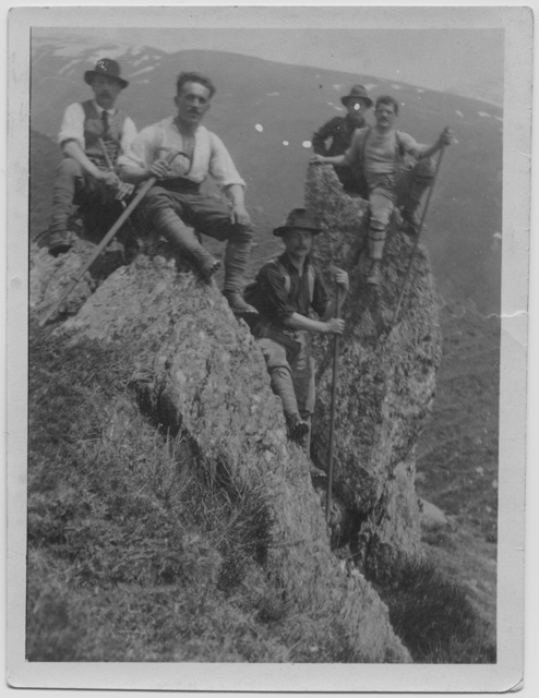 Escursionisti in gita in montagna