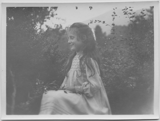 Gina Maria Rossi in posa per il bozzetto fotografico per il dipinto "Genzianella"