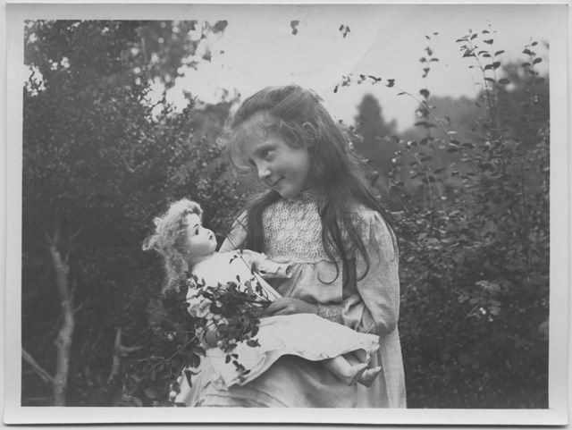 Gina Maria Rossi in posa per il bozzetto fotografico per il dipinto "Genzianella"