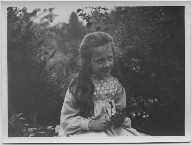 Gina Maria Rossi in posa per il bozzetto fotografico per il dipinto "Genzianella"