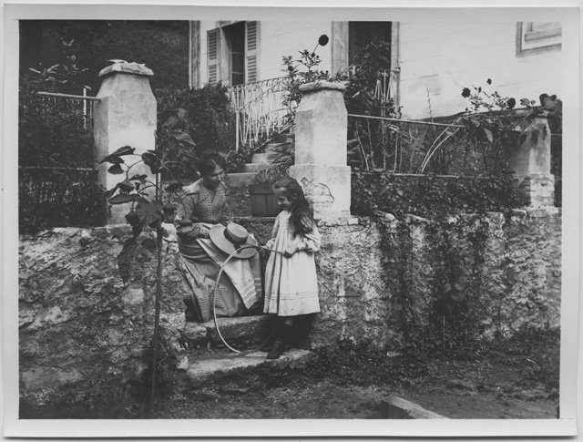 Adele e Gina Maria Rossi sui gradini davanti alla casa di Sarone