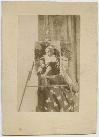 Adele Rossi in posa con una tela dipinta da Luigi Rossi