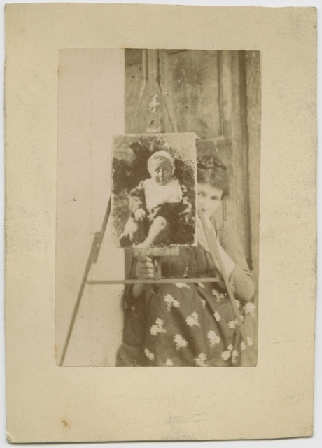 Adele Rossi in posa con una tela dipinta da Luigi Rossi