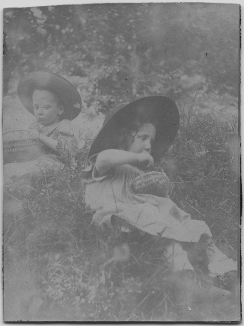 Gina Maria e Franco Rossi in posa per il bozzetto fotografico per il dipinto "La raccolta dei mirtilli"