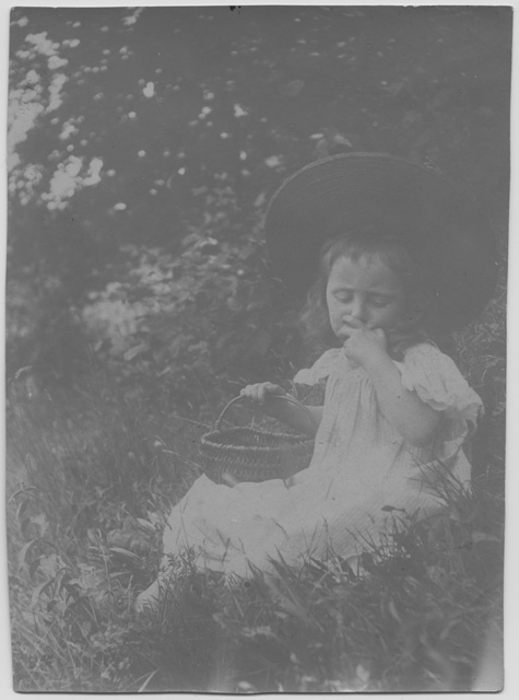 Gina Maria Rossi in posa per il bozzetto fotografico per il dipinto "La raccolta dei mirtilli"