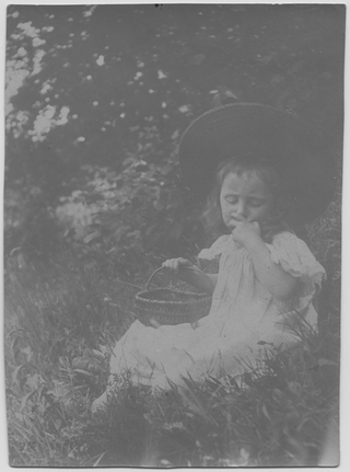 Gina Maria Rossi in posa per il bozzetto fotografico per il dipinto "La raccolta dei mirtilli"