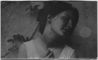 Gina Maria Rossi in posa per il bozzetto fotografico per il dipinto "Figura allegorica"