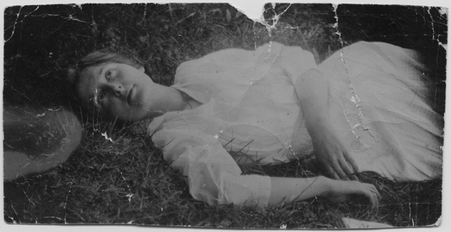 Gina Maria Rossi stesa sopra a un prato a Biolda