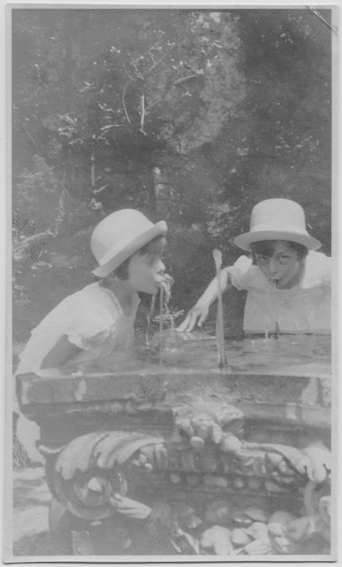 Bambine alla fontana