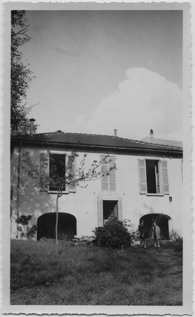 Bambine davanti alla proprietà della famiglia Rossi a Biolda