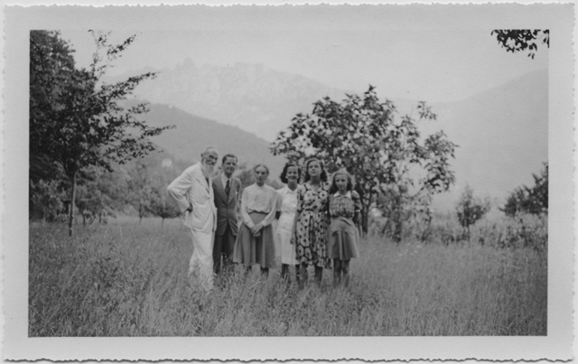 Gruppo in posa in un prato a Biolda