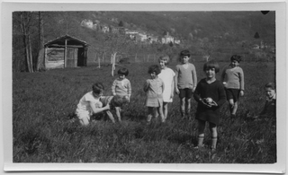 Bambini mentre giocano sopra a un prato a Biolda