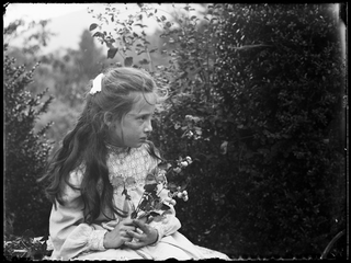 Gina Maria Rossi in posa per il bozzetto fotografico per il dipinto "Genzianella"