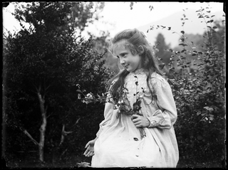 Gina Maria Rossi in posa per il bozzetto fotografico per il dipinto "Genzianella"