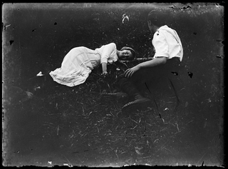 Gina Maria e Franco Rossi stesi sopra a un prato